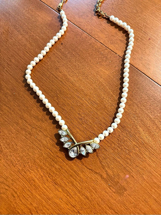 Jewelry - Pearl Pendant Necklace in White & Gold Like New